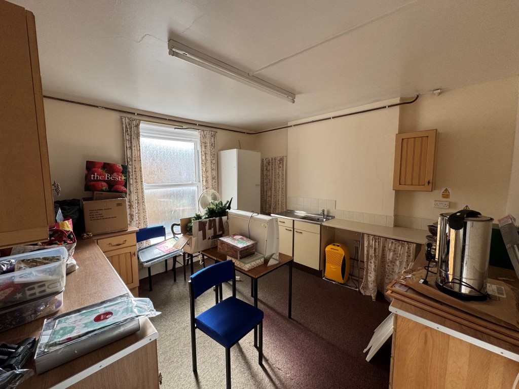 Lot: 87 - FREEHOLD TOWN CENTRE FORMER CHURCH OVER FOUR FLOORS WITH POTENTIAL - Kitchen